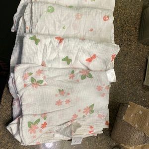 Aden + Anais 4 girls Muslin baby/toddler swaddle/blankets. Good used condition